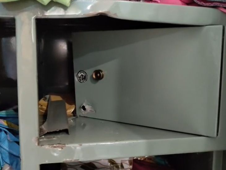 बोकारो में बंद फ्लैट से लाखों की चोरी:चोरों ने तोड़ा CCTV कैमरा और DVR भी ले गए, 3 लाख के नुकसान का अनुमान