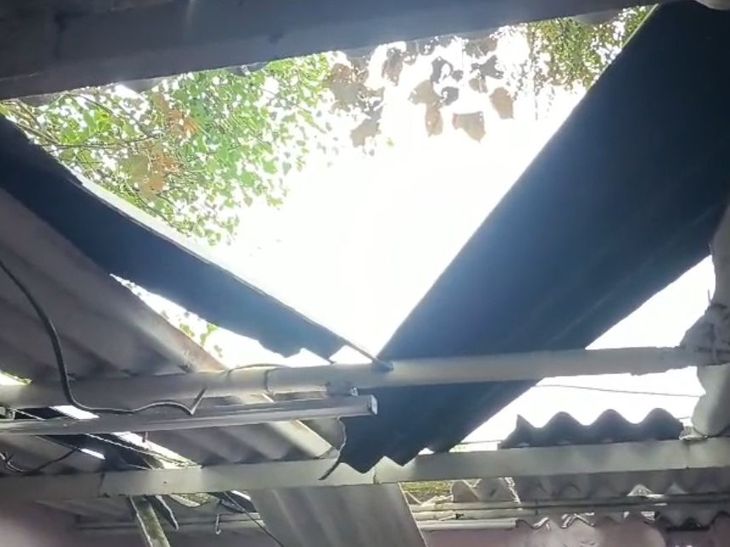 धनसार में फर्नीचर दुकान से लाखों की चोरी:चोर छत तोड़ घुसे दुकान में, थाना से 50 मीटर दूर हुई वारदात; 22 हजार नकद और मशीनें ले गए