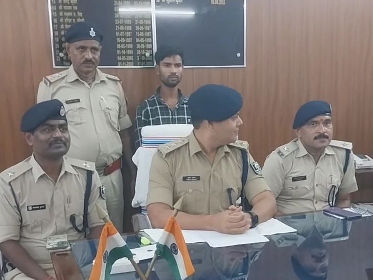 अररिया में 52 ग्राम स्मैक के साथ तस्कर गिरफ्तार:पुलिस को देखकर बाइक मोड़कर भागने लगा, घेराबंदी कर दबोचा; बाइक-मोबाइल जब्त