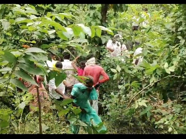 पलामू में युवक का जंगल से मिला शव:टैटू से हुई पहचान, चार दिनों से था लापता; परिवार ने ससुराल वालों पर हत्या का जताया शक