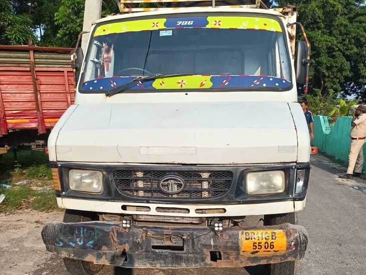 किशनगंज में 2 पिकअप से 17 मवेशी बरामद:अररिया के 2 तस्कर गिरफ्तार, बिहार से बंगाल ले जाने की आशंका