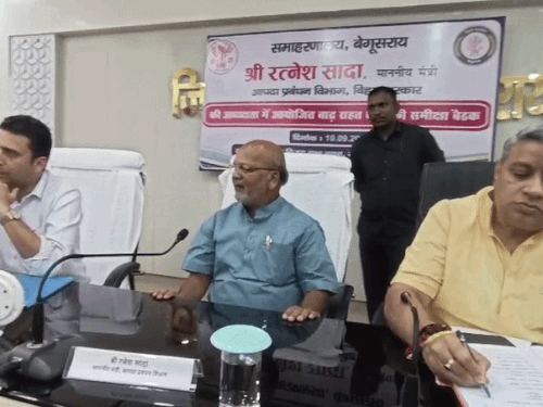 'इंसान भूखा रह सकता है, बेजुबानों को चारा चाहिए':बेगूसराय में बाढ़ की समीक्षा करने पहुंचे मंत्री रत्नेश सदा, मृतक के परिजनों को मिल रहे 4-4 लाख