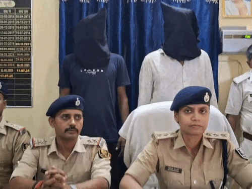 मुजफ्फरपुर में हथियार के साथ 2 युवक गिरफ्तार:पिस्टल और 3 कारतूस बरामद; शराब पीने की भी हुई पुष्टि, एक पर हत्या-डकैती समेत कई केस