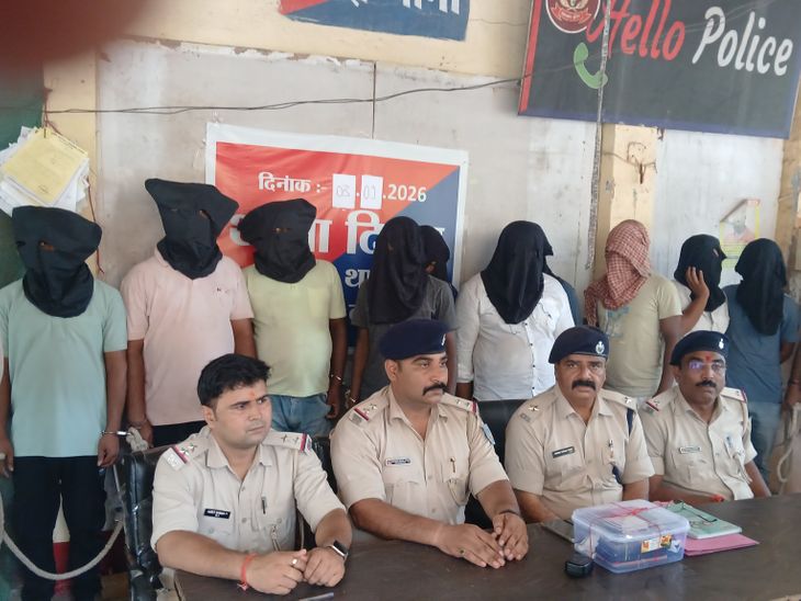 जुआ अड्डे पर पुलिस का छापा, 10 जुआरी गिरफ्तार:खंडहरनुमा मकान में लंबे समय से चल रहा था जुए का खेल, मोबाइल और ताश बरामद