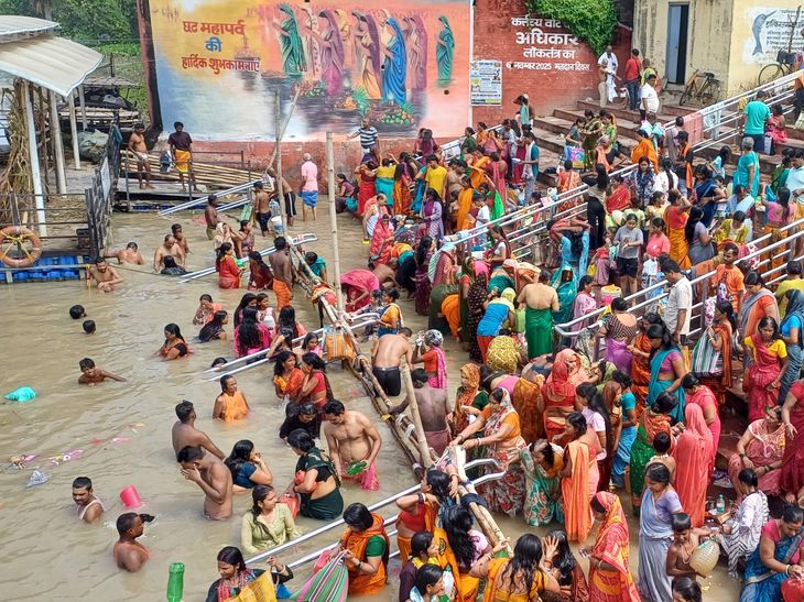 गंगा घाटों पर स्नान करने भीड़, बाढ़ से परेशानी:मुंगेर में जलस्तर खतरे के निशान से ऊपर, गोताखोर तैनात; कष्टहरणी घाट बंद
