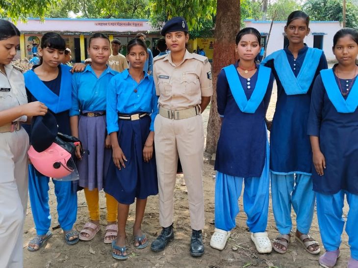 कैमूर में ‘पुलिस दीदी’ का एक्शन, 12 मनचले अरेस्ट:महिला कॉलेज-कोचिंग के पास से पकड़े, छात्राओं की सुरक्षा को 25 स्कूटी-बाइक से निगरानी