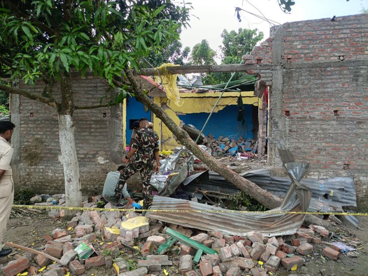 अररिया में अवैध पटाखा फैक्ट्री में विस्फोट:2 मकान गिरे, मानव अवशेष मिले; SP ने जांच के लिए बनाई 3 SIT टीम