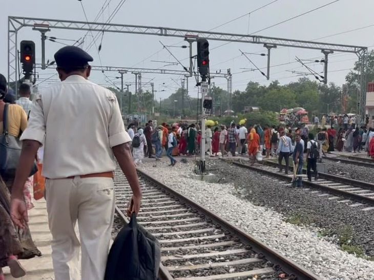 नवादा में रेलवे ट्रैक पर काम करते युवक की मौत:मालगाड़ी की चपेट में आने से गई जान, वादा-वारिसलीगंज रेलखंड पर हुआ हादसा