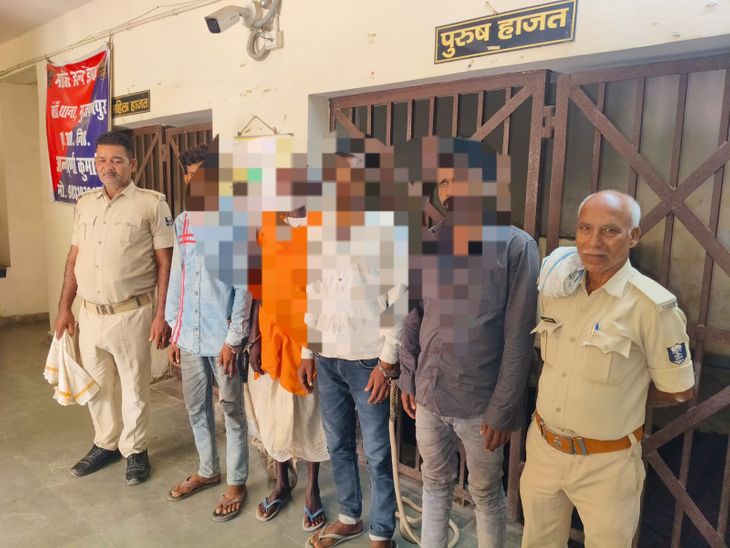 पुलिस टीम पर हमला करने वाले चार आरोपी गिरफ्तार:लावारिस बच्चे के मामले में हुई थी कार्रवाई, पूछताछ के बाद न्यायिक हिरासत में भेजा