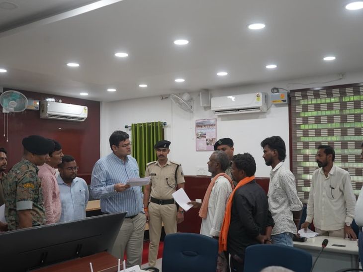 अररिया में डीएम ने लगाया जनता दरबार:95 मामलों की सुनवाई, अधिकारियों को दिए त्वरित कार्रवाई के निर्देश