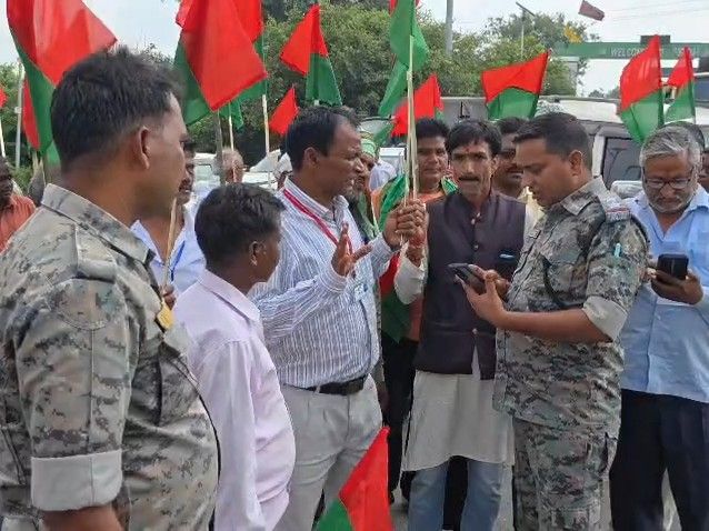 गिरिडीह में आंदोलनकारियों ने मुख्य मार्ग रोका:पपरवाटाड़ के पास गिरिडीह-डुमरी रोड पर घंटों फंसे वाहन, पुलिस ने जाम खुलवाया