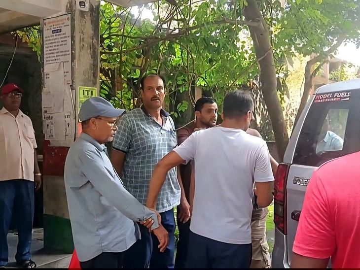 18 हजार रुपए रिश्वत लेते दो क्लर्क गिरफ्तार:सीबीआई ने बोकारो थर्मल की गोविंदपुर परियोजना में छापा मारा