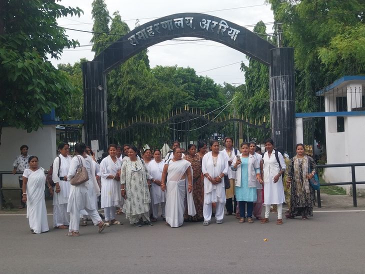 अररिया की ANM ने घेरा कलेक्ट्रेट,3 महीने से मानदेय नहीं:बायोमेट्रिक व्यवस्था में बदलाव की मांग, डीएम को ज्ञापन