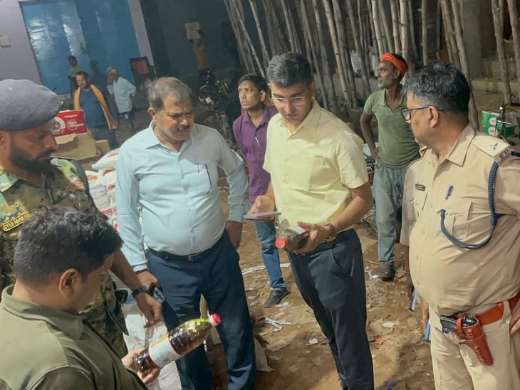 नकली सरसों तेल की शिकायत पर डुमरांव में छापेमारी:बक्सर में 6 से ज्यादा दुकानों से लिए सैंपल, 4000 क्विंटल चीनी रखने पर कार्रवाई