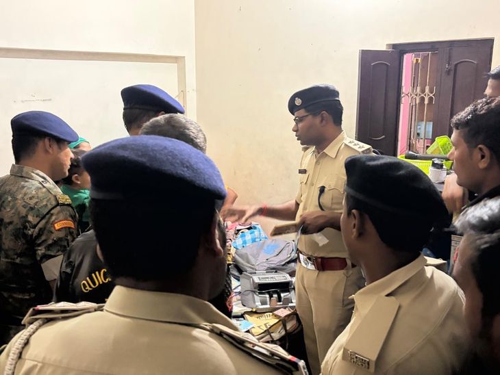 बेतिया में CSP संचालक के घर पुलिस की रेड:2 करेंसी काउंटिंग मशीनें बरामद, संदिग्ध गतिविधियों की सूचना पर कार्रवाई