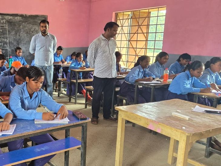 सरकारी स्कूलों में अर्द्धवार्षिक परीक्षा शुरू:पहली पाली में भाषा विषयों की परीक्षा हुई, दूसरी में विज्ञान की जारी; कक्षा 1 से 8 के छात्र शामिल