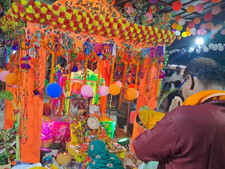 जन्माष्टमी पर मंदिरों में श्रद्धालुओं की भीड़:गोपालगंज में महिला-पुरुष कीर्तन-भजन कर मना रहे भगवान कृष्ण का जन्मोत्सव
