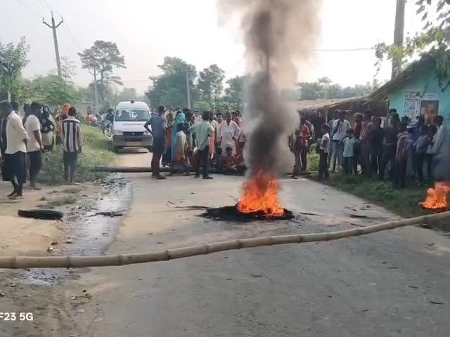 बेकाबू कार ने 3 लोगों को रौंदा, बच्चे की मौत:सीतामढ़ी में पिता समेत 2 जख्मी, ग्रामीणों ने सड़क जाम कर प्रोटेस्ट किया