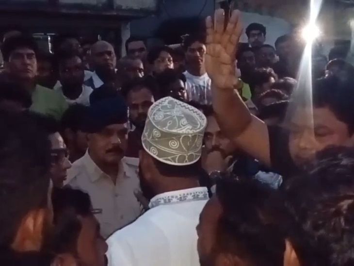 गोविंदपुर में ट्रक ने बाइक सवार महिला को रौंदा:महिला की मौत, पति-बच्चे बचे, हंगामे के बाद 3 दिन में सड़क ठीक करने पर बनी सहमति