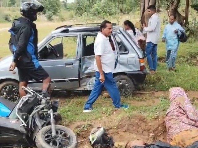 गुमला में स्कूटी-कार की टक्कर, BSF जवान की मौत:पालकोट में हुआ हादसा; पत्नी समेत अन्य 4 लोग घायल, छुट्टी पर घर आया था जवान