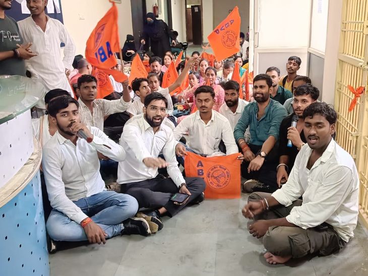 परीक्षा केंद्र बदलने की मांग पर मुंगेर यूनिवर्सिटी में ताला:छात्रों ने कुलपति आवास घेरा, SKR कॉलेज में गलत बर्ताव का आरोप; दोबारा परीक्षा की मांग