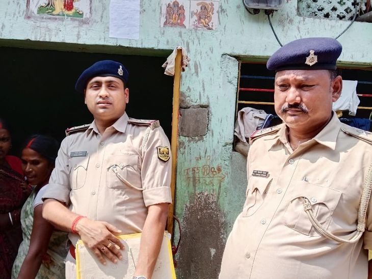 रेप-हत्या मामले में आरोपियों के घर इश्तेहार चस्पा:नवादा में पुलिस ने गाजे-बाजे के साथ दी आत्मसमर्पण की चेतावनी, 7 गिरफ्तार;2 आरोपी फरार