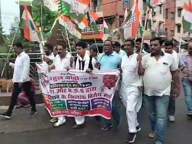 राहुल पर दर्ज मुकदमे के विरोध में कांग्रेस का प्रोटेस्ट:कटिहार में जिला कांग्रेस कमेटी ने निकाला विरोध मार्च, केंद्र सरकार पर लगाए आरोप