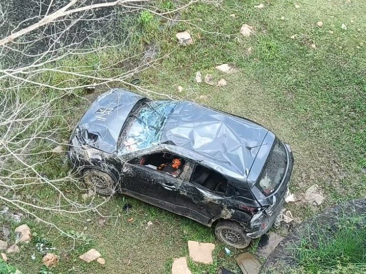 बांका में पुल से 30 फीट नीचे गिरी कार:5 युवक घायल, ओढ़नी डैम घूमकर लौटने के दौरान हादसा