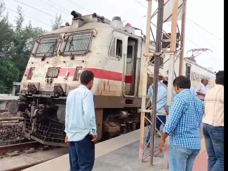 जनशताब्दी एक्सप्रेस के इंजन से मिला महिला का सिर:बोकारो में तेज बदबू आने पर हुई गहन जांच, पुलिस ने शुरू की पड़ताल