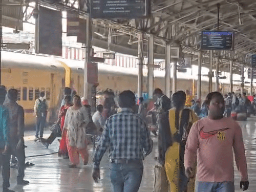 दशहरा-दीपावली से पहले ट्रेनों में नो रूम:झारखंड आना-जाना दोनों ही मुश्किल, ट्रेनों में 200 तक वेटिंग; कई में टिकट बुकिंग बंद