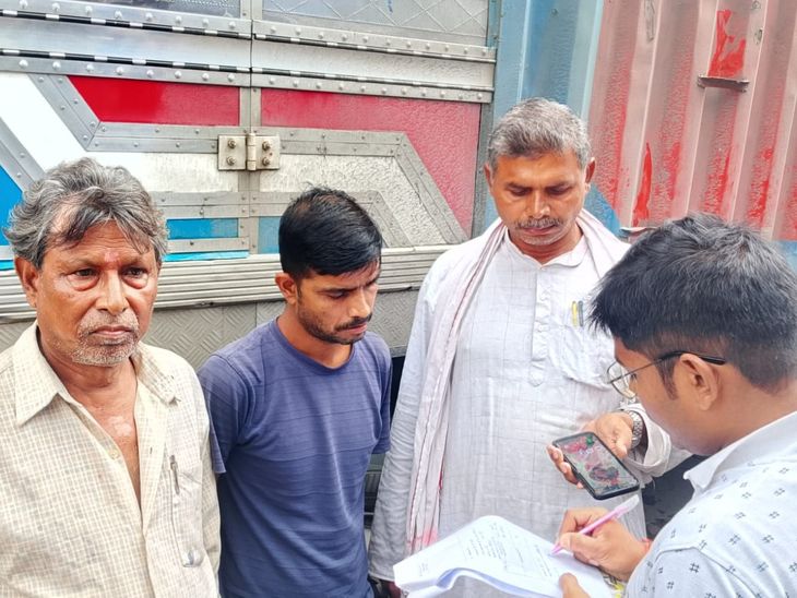 औरंगाबाद में 2 कंटेनरों से 80 पशु जब्त:झारखंड से यूपी ले जाए जा रहे थे, दो को पुलिस ने किया गिरफ्तार