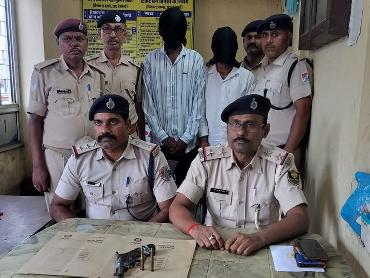 औरंगाबाद में हथियार के साथ दो युवक गिरफ्तार:RPF ने देसी कट्टा-दो कारतूस जब्त किया, एक 7 मामलों में जा चुका है जेल