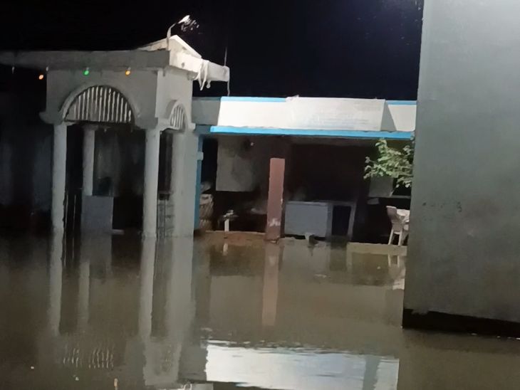 घर में बाढ़ का पानी, छत पर गुजर रही जिंदगी:समस्तीपुर के डुमरी दक्षिणी में 1 हजार लोग बाढ़ से घिरे; सिर छिपाने के लिए जगह नहीं