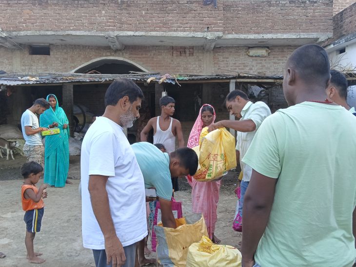प्रशासन का दावा- सभी को मिल रहा भोजन:जमीनी हकीकत: घर की महिलाओं तक नहीं पहुंच रहा खाना, पुरुष और बच्चे ही नाव से पहुंच रहे किचन तक