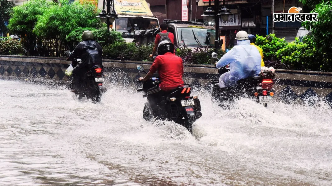 पश्चिम बंगाल में भारी बारिश से जनजीवन प्रभावित, जानें कल कैसा रहेगा मौसम
