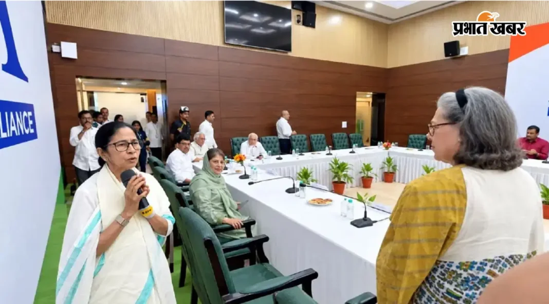 INDIA : गठबंधन की बैठक में सियासी हलचल, ममता बनर्जी के पहुंचते ही गेट से हटे राहुल और सोनिया