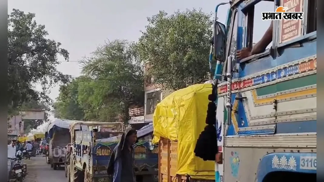 Farakka : फरक्का में ट्रैफिक जाम, 12 घंटे से अधिक समय से खड़ी हैं हजारों गाड़ियां