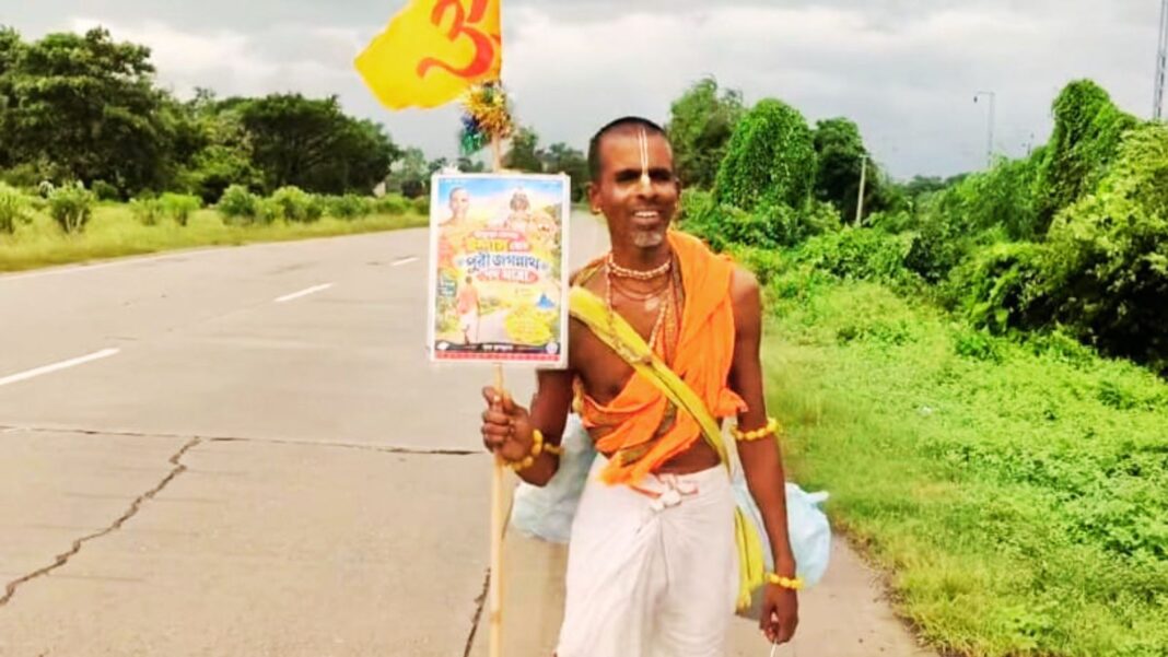 जन्म से एक किडनी वाले नवकुमार 3 साल तक बिस्तर पर रहे, अब बांकुड़ा से पुरी की पदयात्रा पर निकले