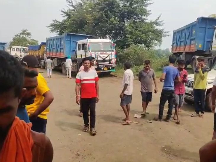 रामगढ़ में जर्जर सड़क की मरम्मत के लिए रोड जाम:ग्रामीणों का गुस्सा फूटा, 13 साल से काम नहीं; कई किलोमीटर तक वाहनों की कतार
