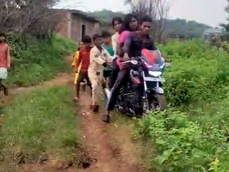 बदहाल सड़क की वजह से एंबुलेंस नहीं पहुंची गांव:गर्भवती को 2 किमी तक बाइक से ले गए परिजन, बीडीओ ने जांच का आश्वासन दिया