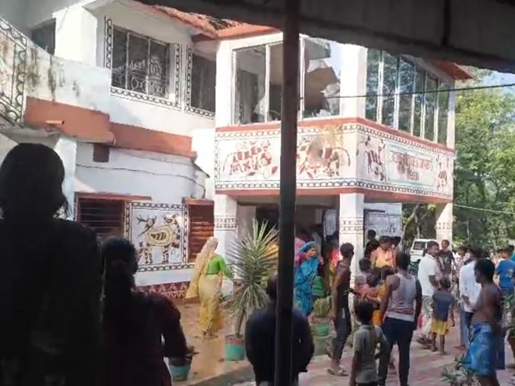 साहिबगंज में मछली पकड़ने से रोकने पर वनकर्मियों पर हमला:ग्रामीणों ने लोहिया भवन में तोड़फोड़ की, एक दर्जन वनकर्मी घायल
