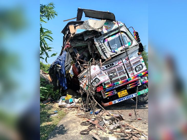 चाईबासा में ड्राइवर को आई झपकी, ट्रक पेड़ से टकराया:चालक की मौत, खलासी घायल; चाईबासा-चक्रधरपुर मुख्य मार्ग पर हुआ हादसा