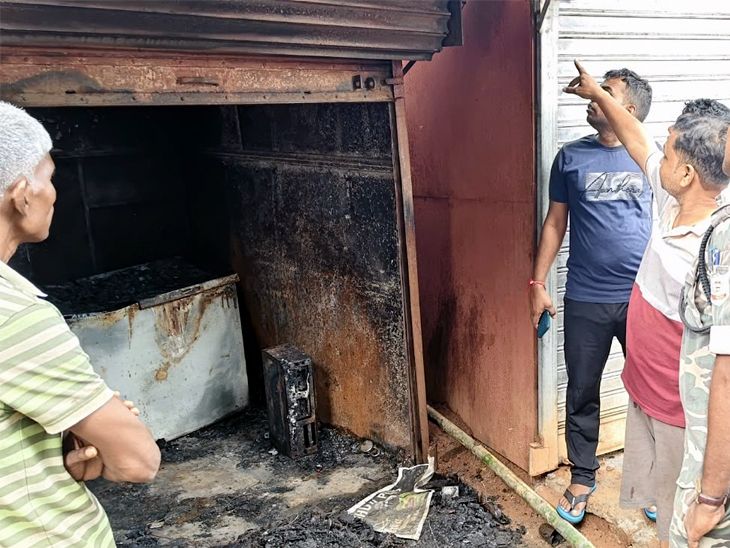 लातेहार के बरवाडीह बस स्टैंड की गुमटी में लगी आग:देर रात लगी आग से मोबाइल-इलेक्ट्रॉनिक सामान राख, 2 लाख का नुकसान