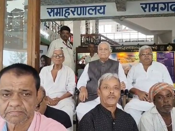 औद्योगिक हादसों की जांच रिपोर्ट सार्वजनिक करने की मांग:पूर्व केंद्रीय मंत्री यशवंत सिन्हा और शंकर चौधरी ने समाहरणालय गेट पर दिया धरना
