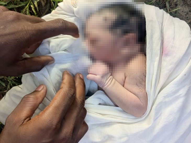 गोड्डा के कुशहा गांव में लावारिस नवजात मिला:खेल मैदान के पास कपड़े में लिपटा था शिशु, हालत गंभीर होने पर गोड्डा रेफर