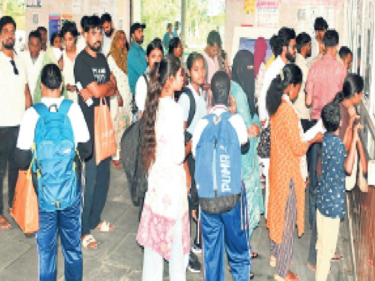 8 में से 4 कियोस्क महीनों से खराब:24 लाख की डिजिटल मशीनें धरी रह गईं, मरीज फिर कतार में