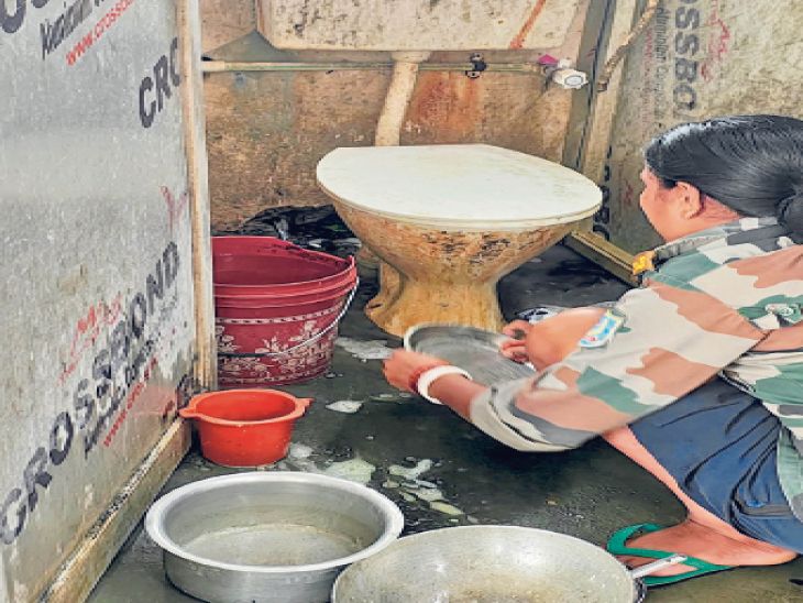 टॉयलेट में नहाना व बर्तन मांजना मजबूरी:रिम्स में महिला होमगार्ड्स के कमरों में दरवाजा नहीं