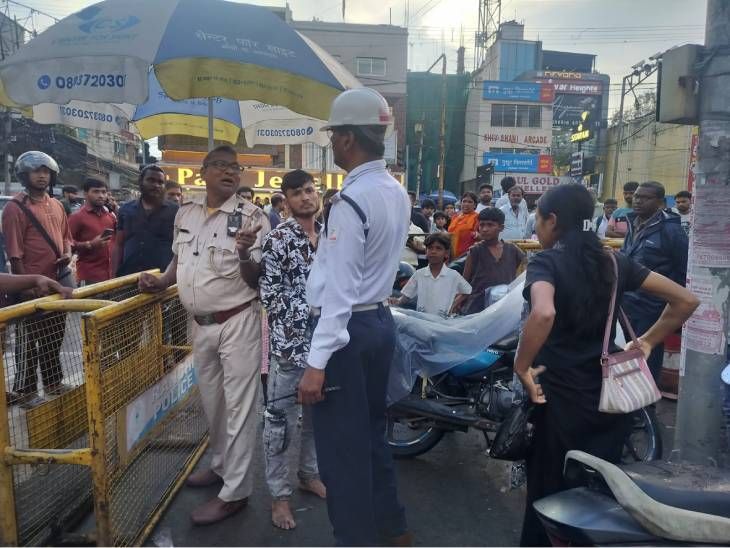 बैग से एटीएम निकाल भाग रहा चोर, युवती ने पकड़ा:पीसीआर की गाड़ी आरोपी को ले गई लोअर बाजार थाना, हो रही पूछताछ