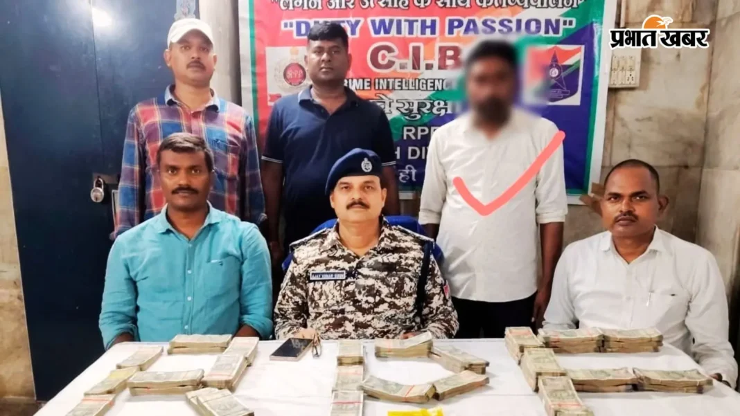 बिहार से बंगाल आये यात्री को आरपीएफ सीआइबी ने 21 लाख रुपए के साथ किया गिरफ्तार