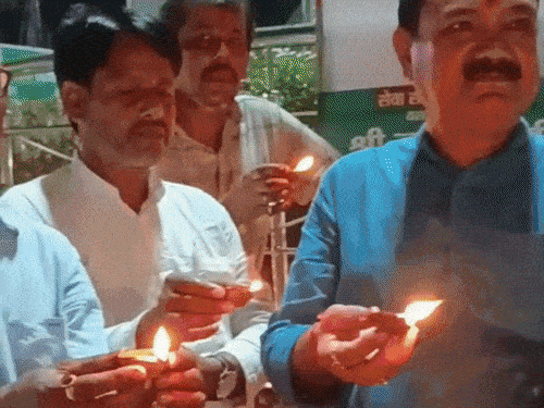 आशीर्वाद का दीया’ से सेवा संकल्प अभियान का शुभारंभ:हॉस्पिटल गोलंबर पर भाजपाइयों ने जलाए दीये, पीएम नरेंद्र मोदी के स्वस्थ, दीर्घायु जीवन की कामना की